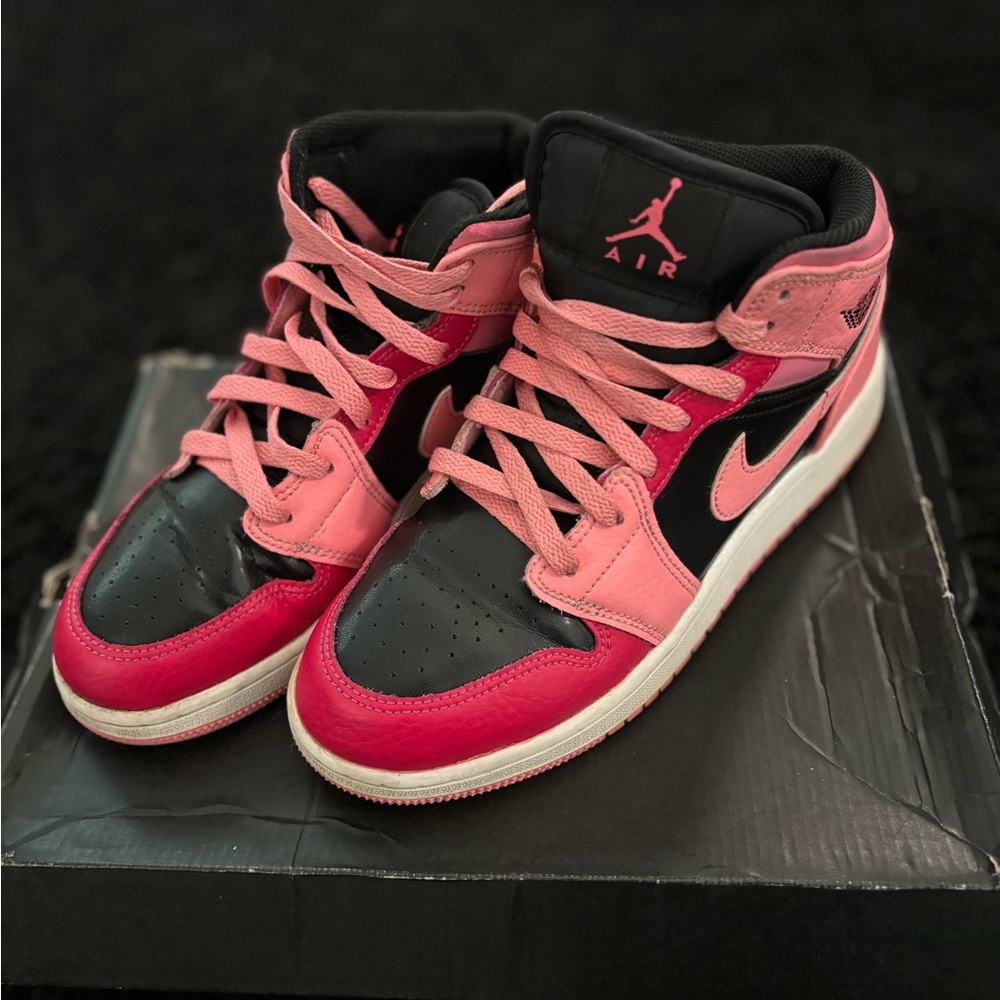 Jordan 1 Mid GS Coral Pink